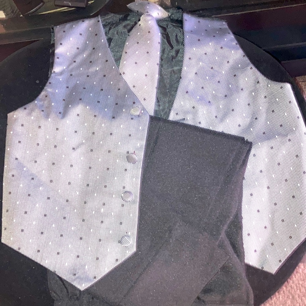 Boys size 5…A 3 piece vest, tie, and slacks set.